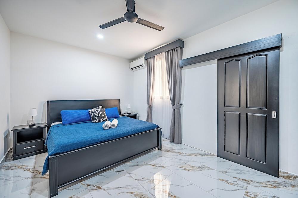 Oz Hotel & Sports Bar