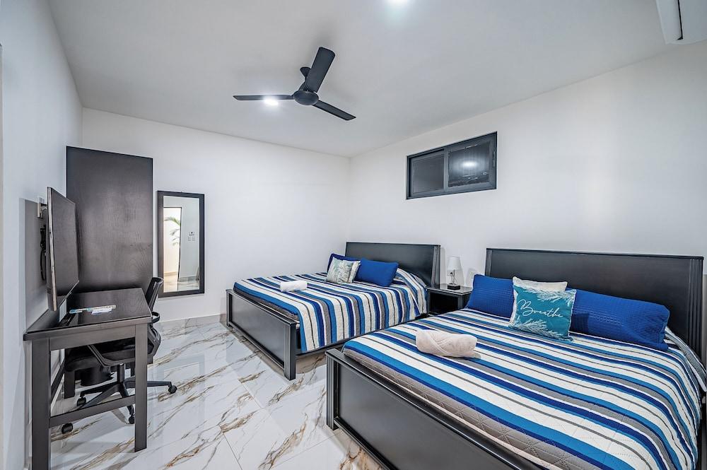 Oz Hotel & Sports Bar