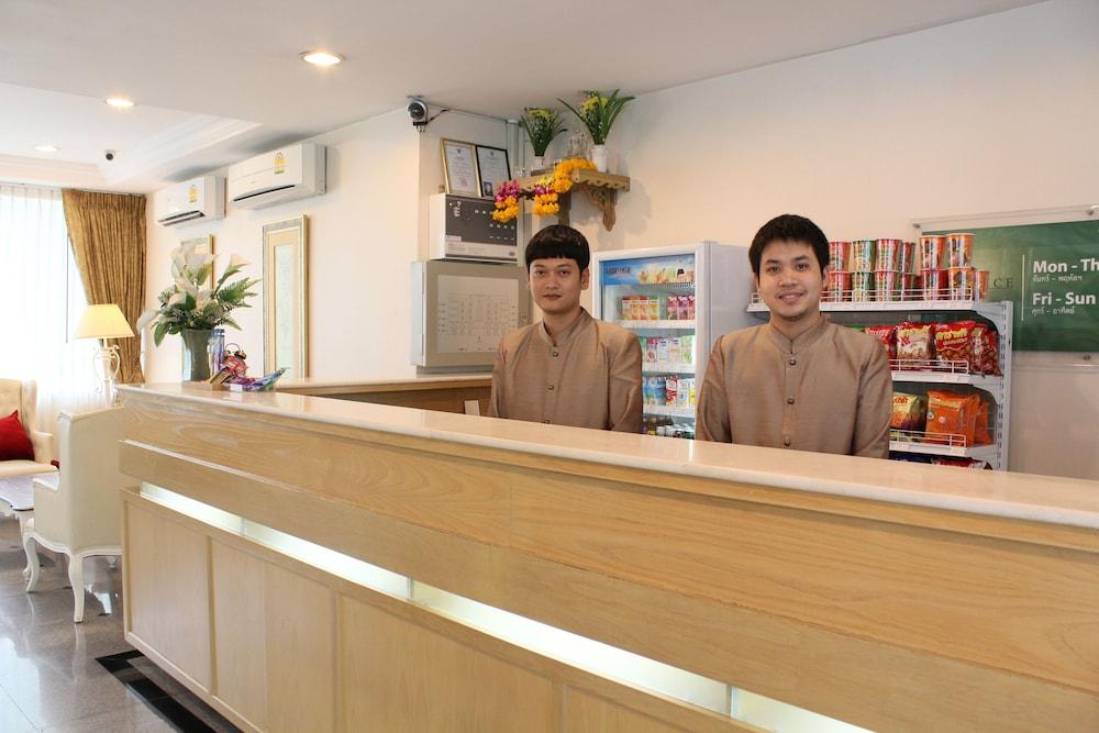 Romance Hotel Srinakarin