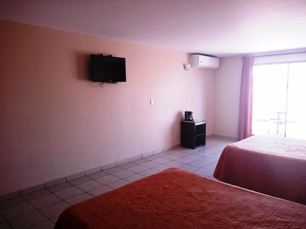 Los Jitos Hotel & Suites