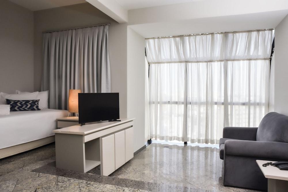 Plaza Inn Small Town Flat