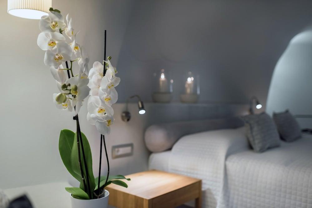 Damigos Caldera World