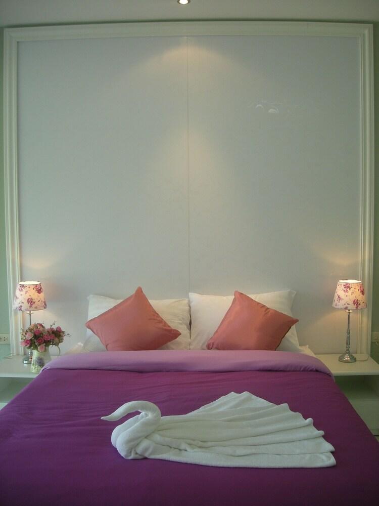 Baan Rim Klong Resort