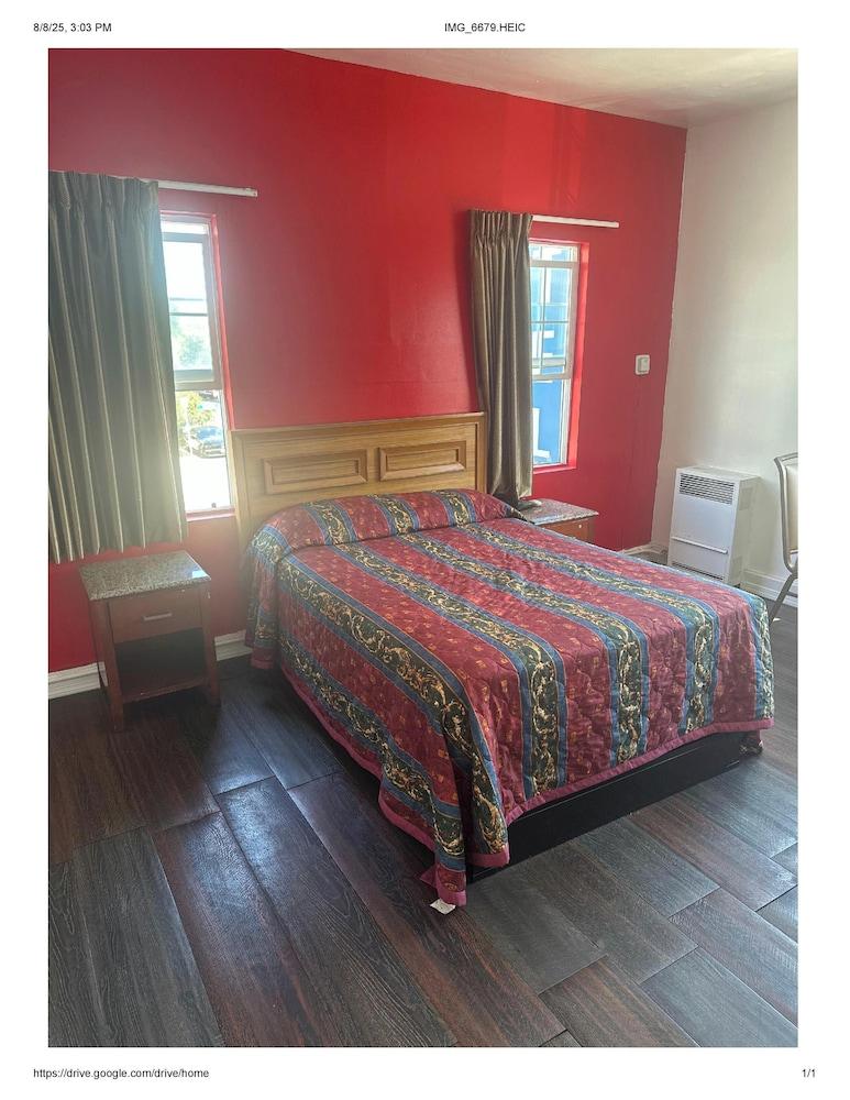 Hollywood Roxy Hotel