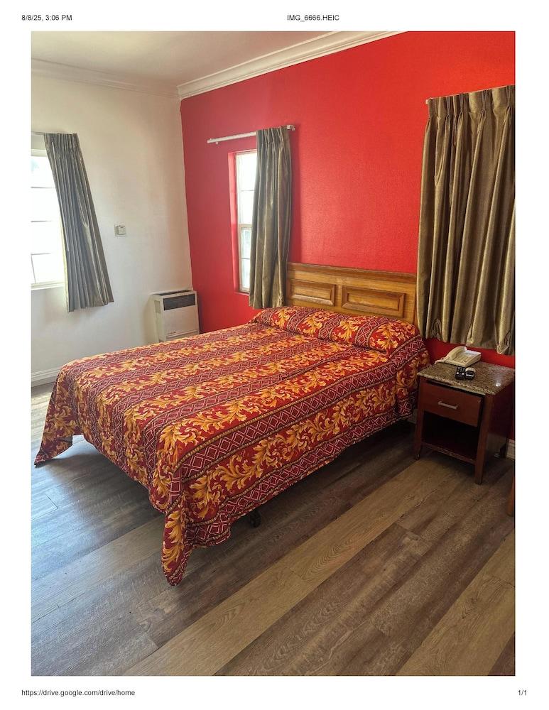 Hollywood Roxy Hotel