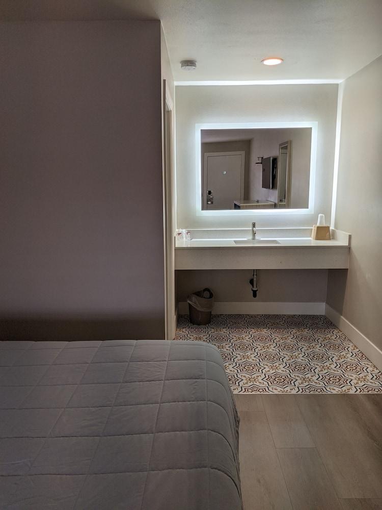 Super 8 by Wyndham Oceanside Downtown