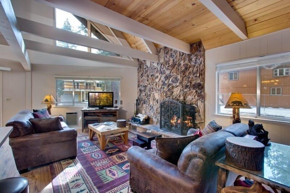 1296 Champlain Drive