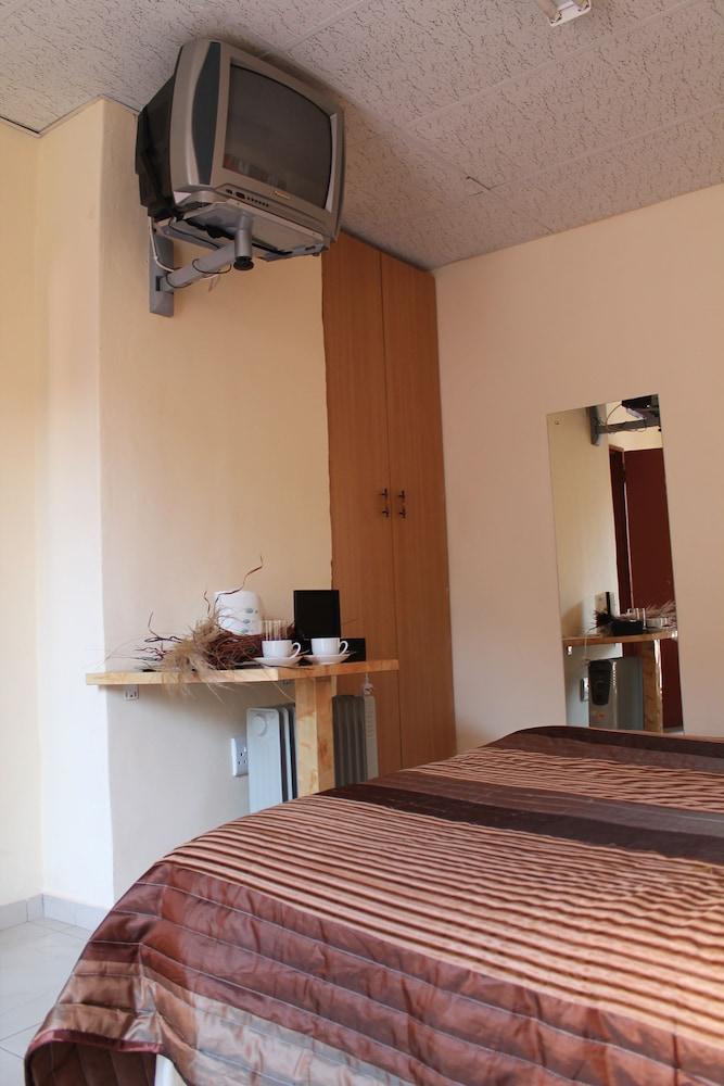 Mohlongwafatshe Guest House