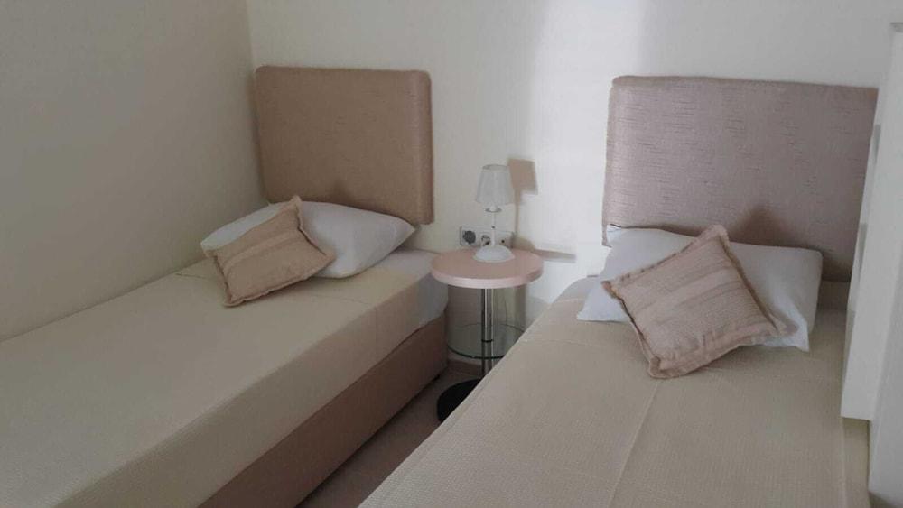 Side Garden Residence