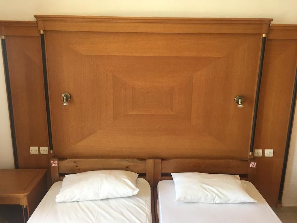 Diamond Beach Apts & Studios