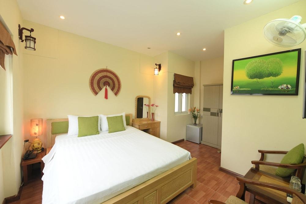 Holiday Lakeview Hotel