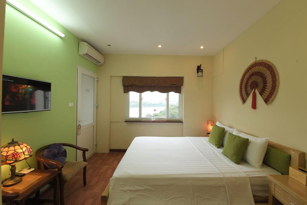 Holiday Lakeview Hotel