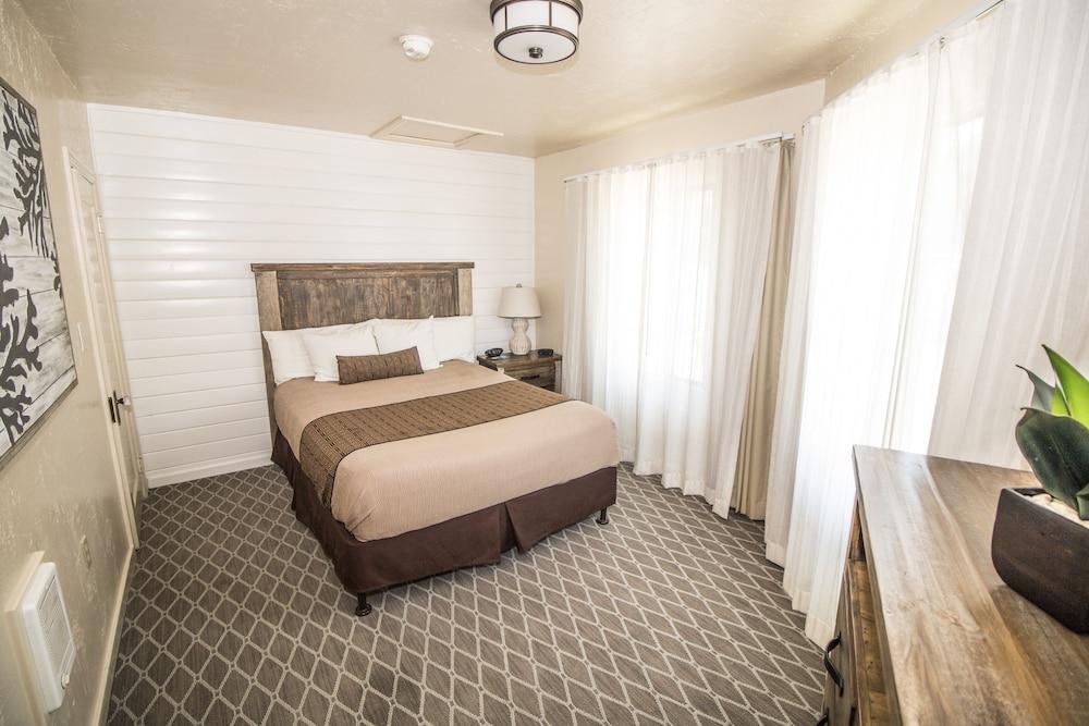 Capitola Venetian Hotel