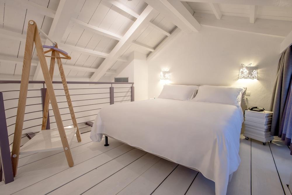 Uve Rooms & Wine Bar