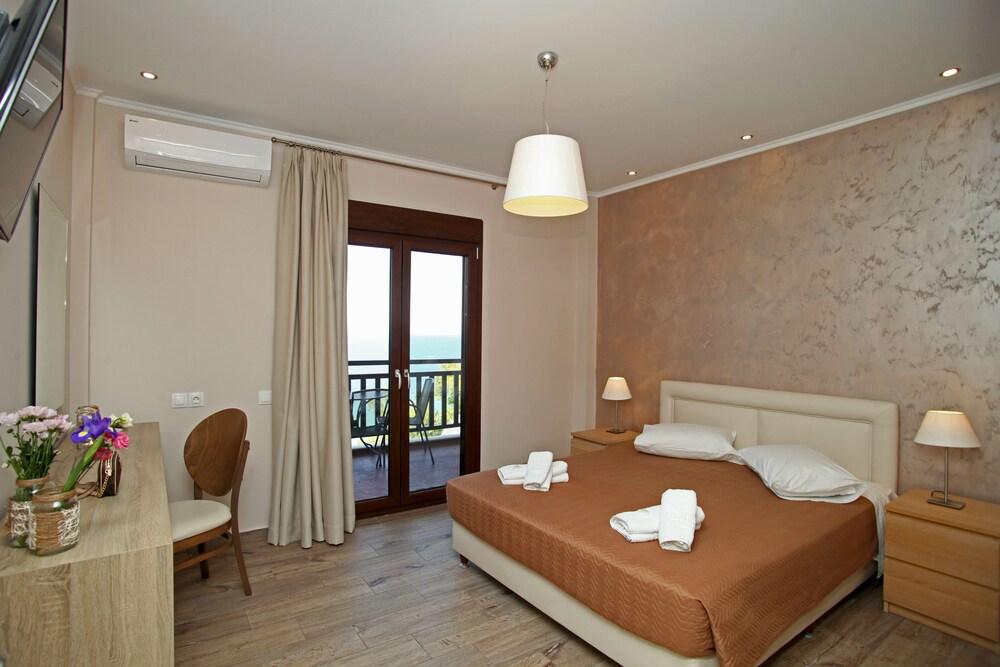 Apollo Apartments & Studios