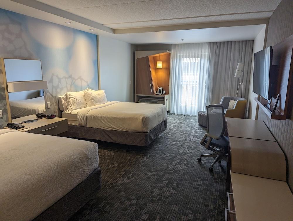 Courtyard by Marriott Holland Downtown