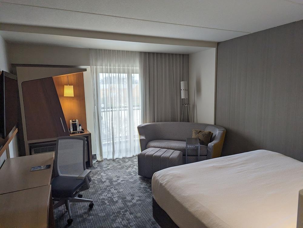 Courtyard by Marriott Holland Downtown