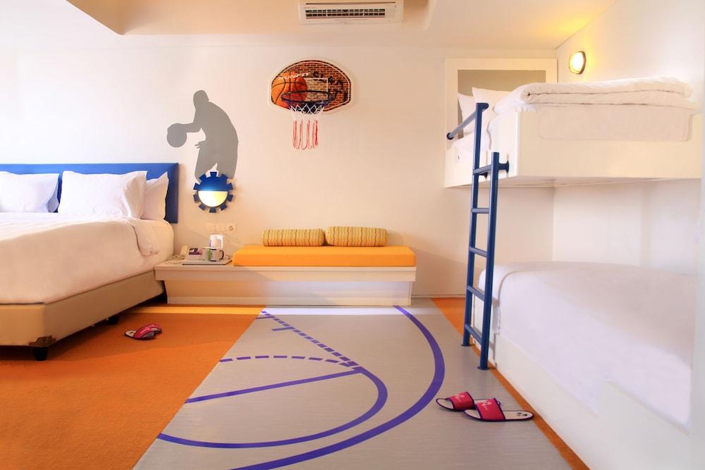 Berry Glee Thematic Hotel