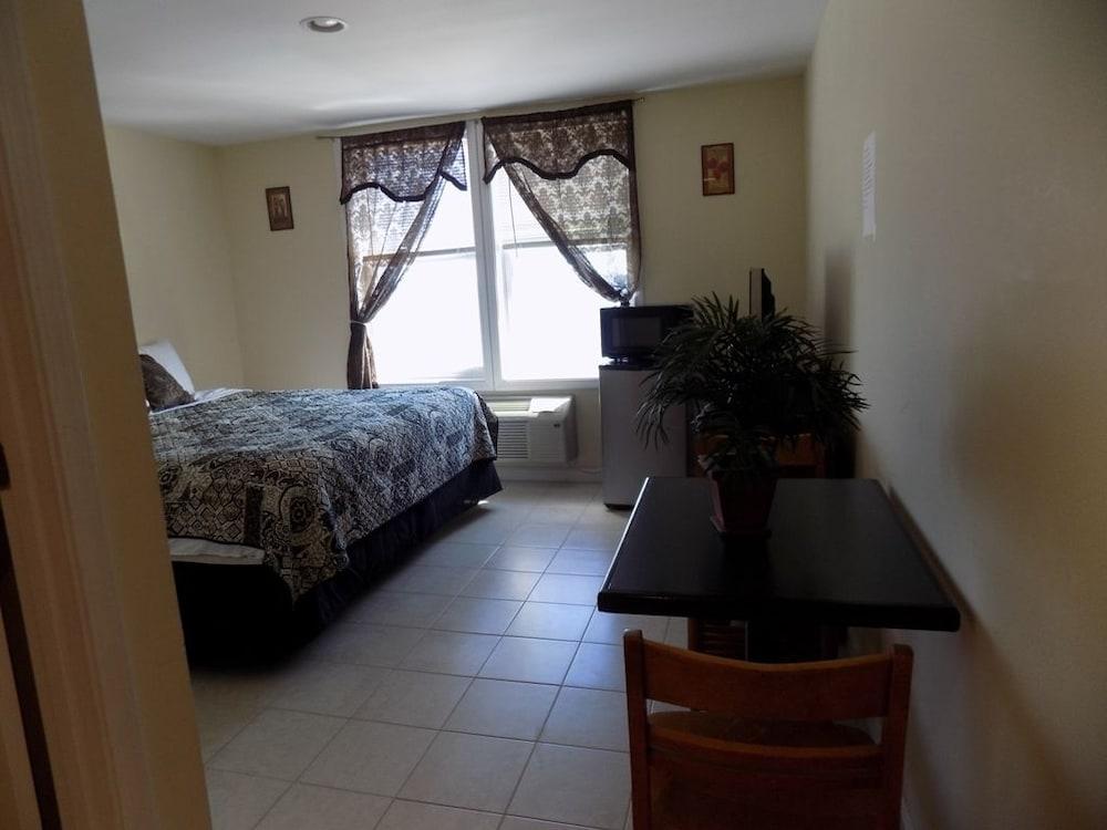 Misquamicut Beach Front Inn