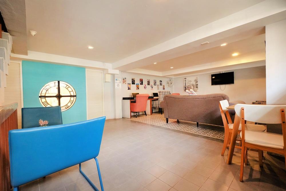 OYO 501 At Night Hostel