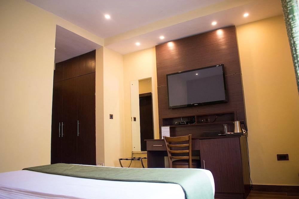 Atlantic Hotel And Suites