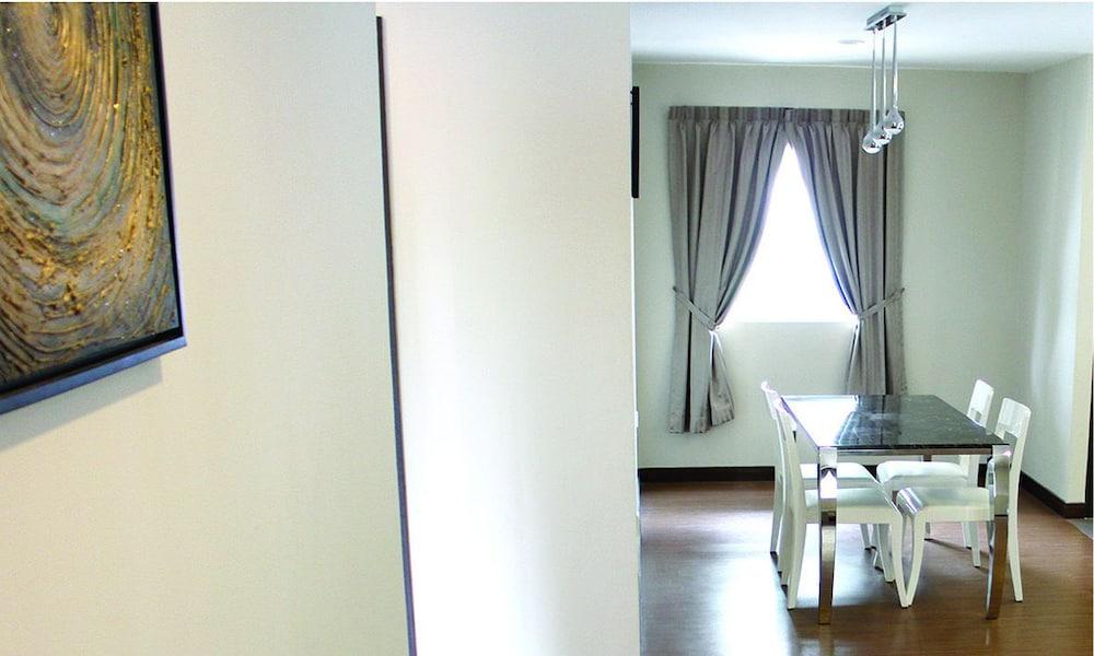 Riverside Residence by Gina Suite