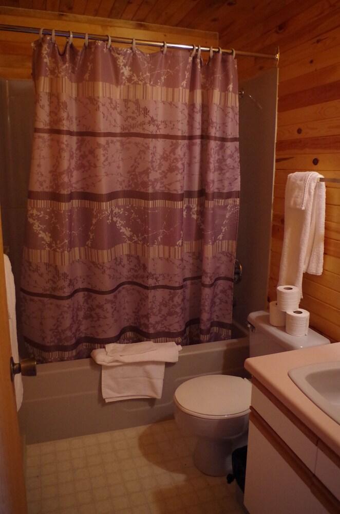 Dogtooth Lake Resort