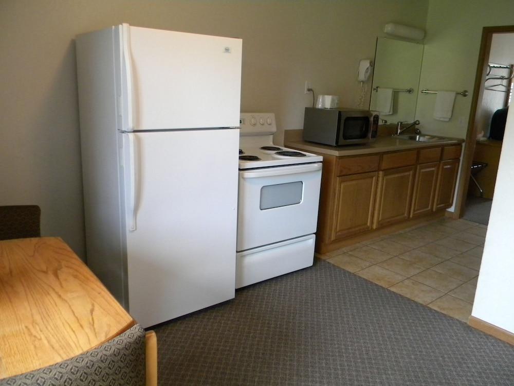 Nader's Motel & Suites