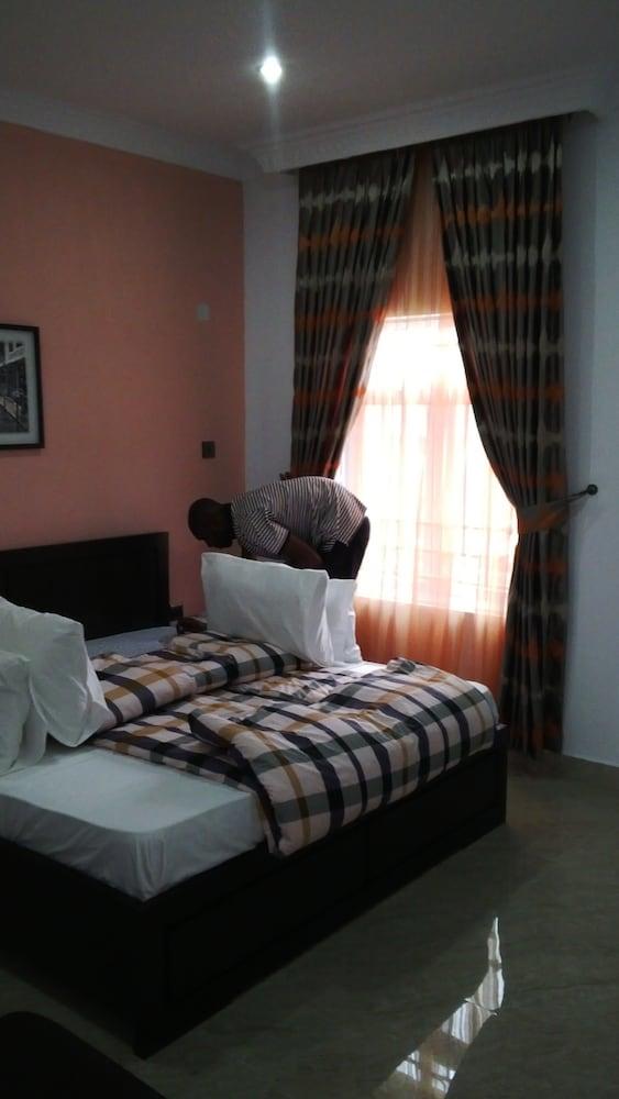 Queen Idia Suites