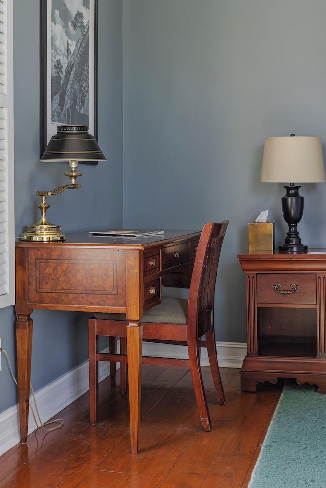 Stone Mountain Manor