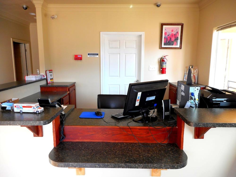 Crossroads Inn & Suites