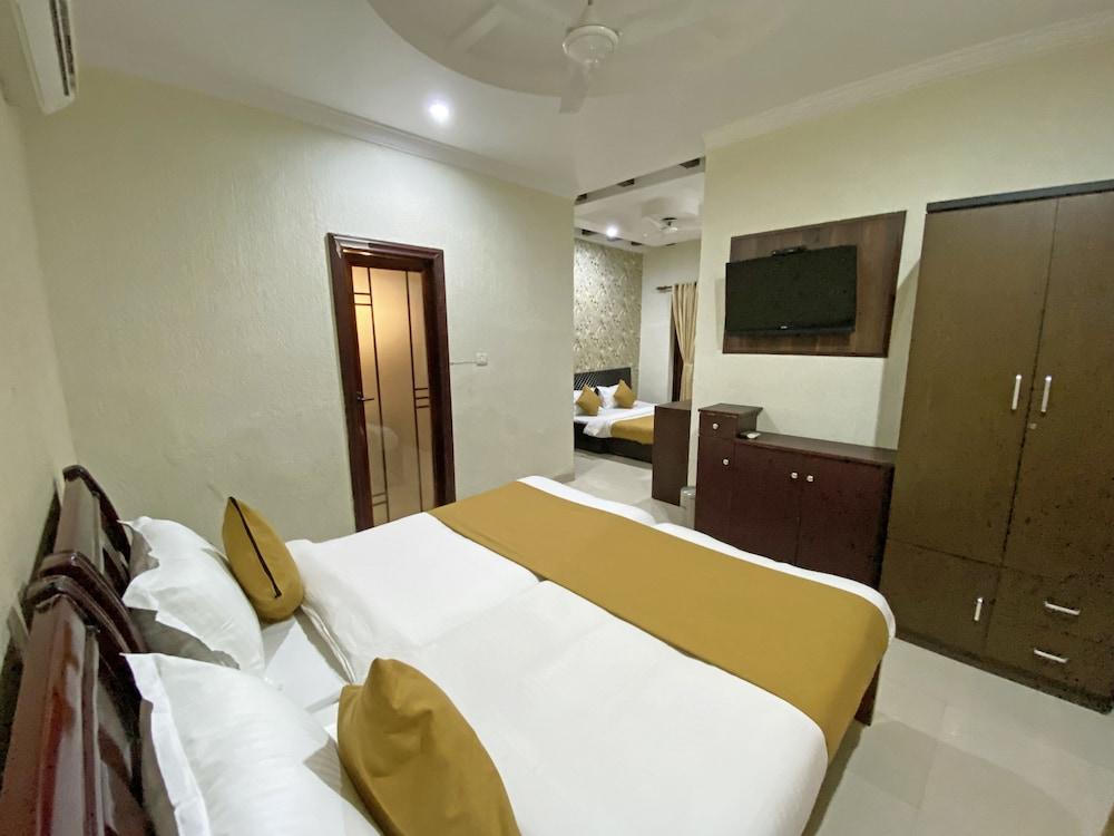 Hotel Nirvana Palace