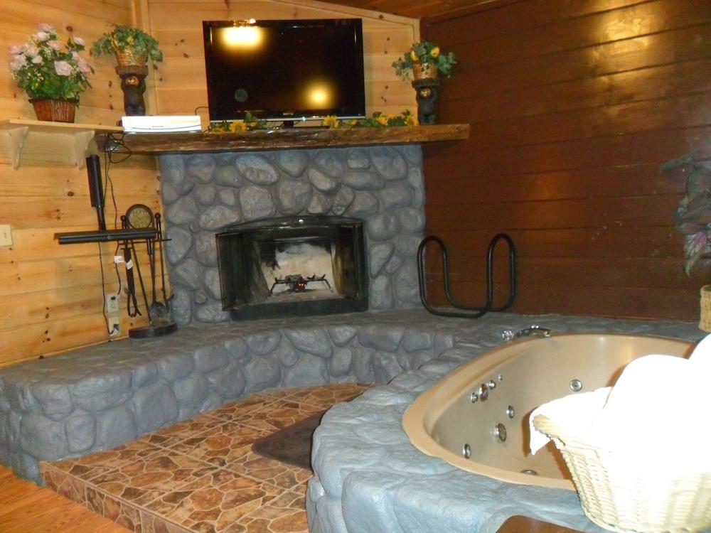Big Bear Manor Spa Cabins