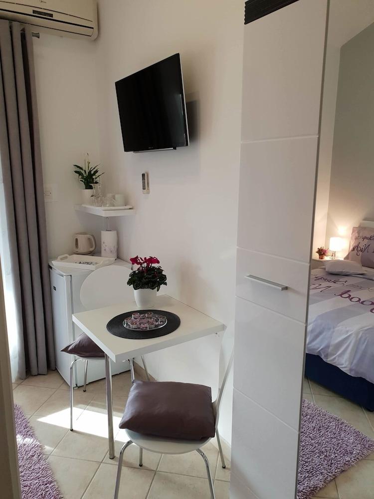 Apartments & Rooms Petra