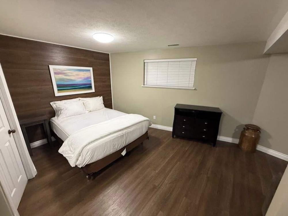 Mountain Views, Steps to BM Village, Hot Tub, BBQ.