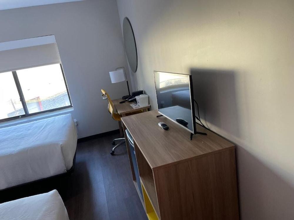 Days Inn & Suites by Wyndham Jamaica JFK Airport