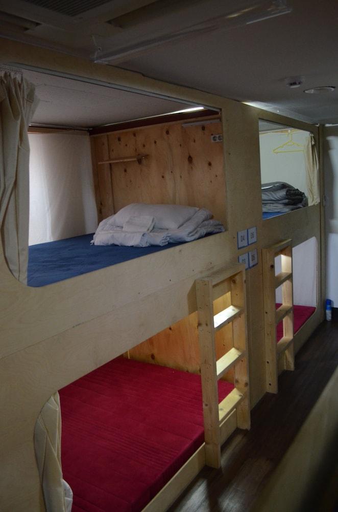 The Style Capsule Guesthouse - Hostel