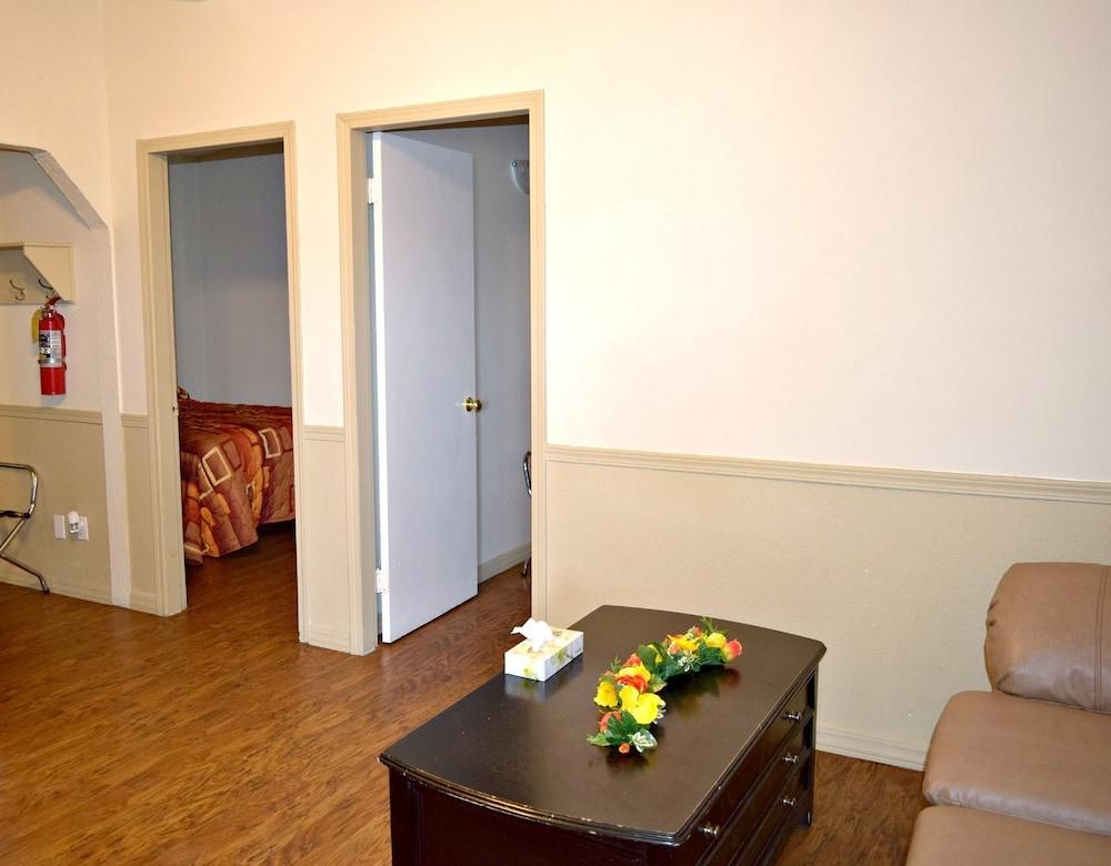 Centre Suites Inns Motel