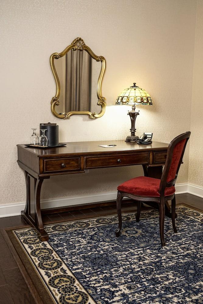 The Mount Vernon Grand Hotel