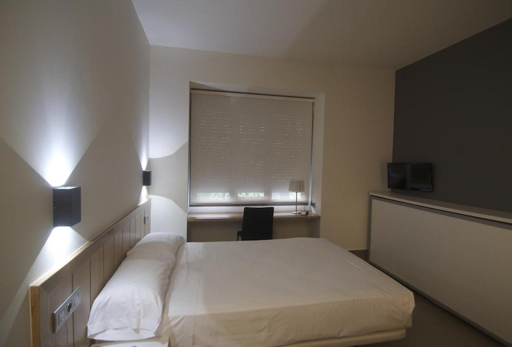 The Book Factory Hostel by gaiarooms