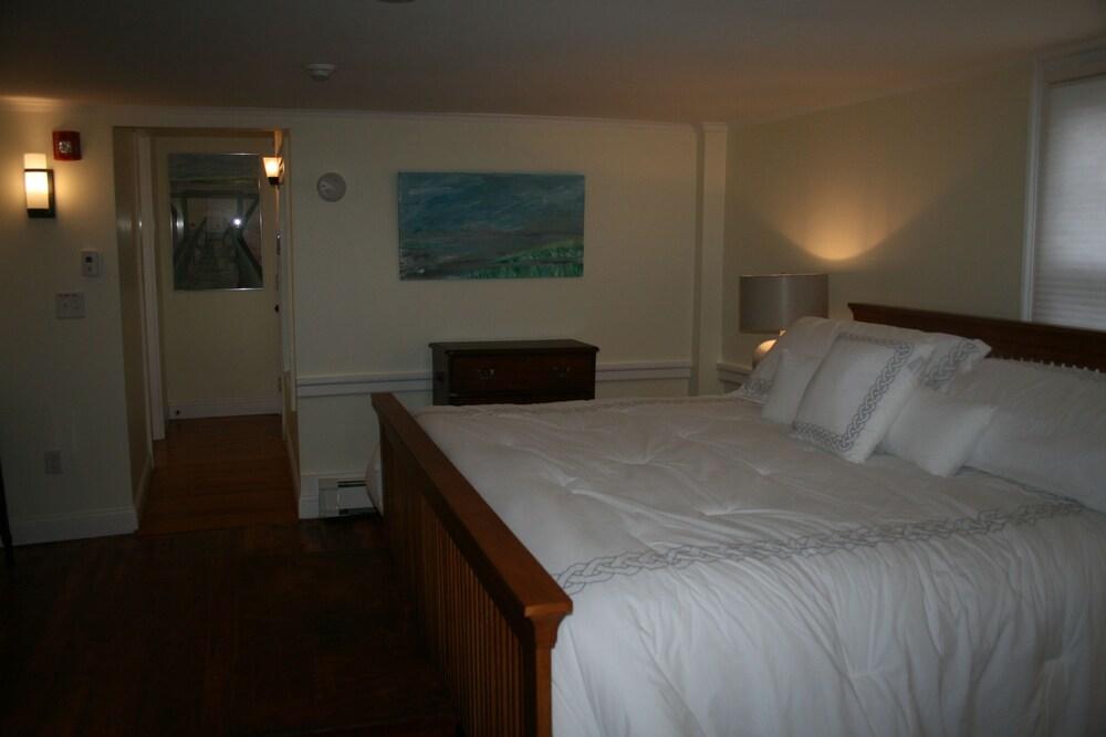 Shea's Riverside Inn & Motel