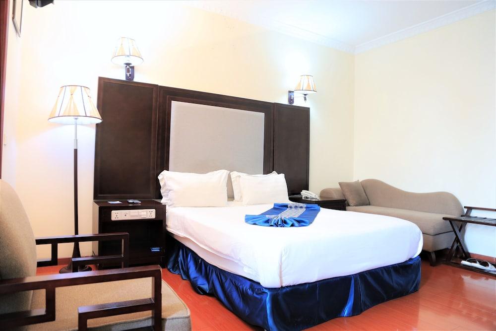 Blue Birds International Hotel