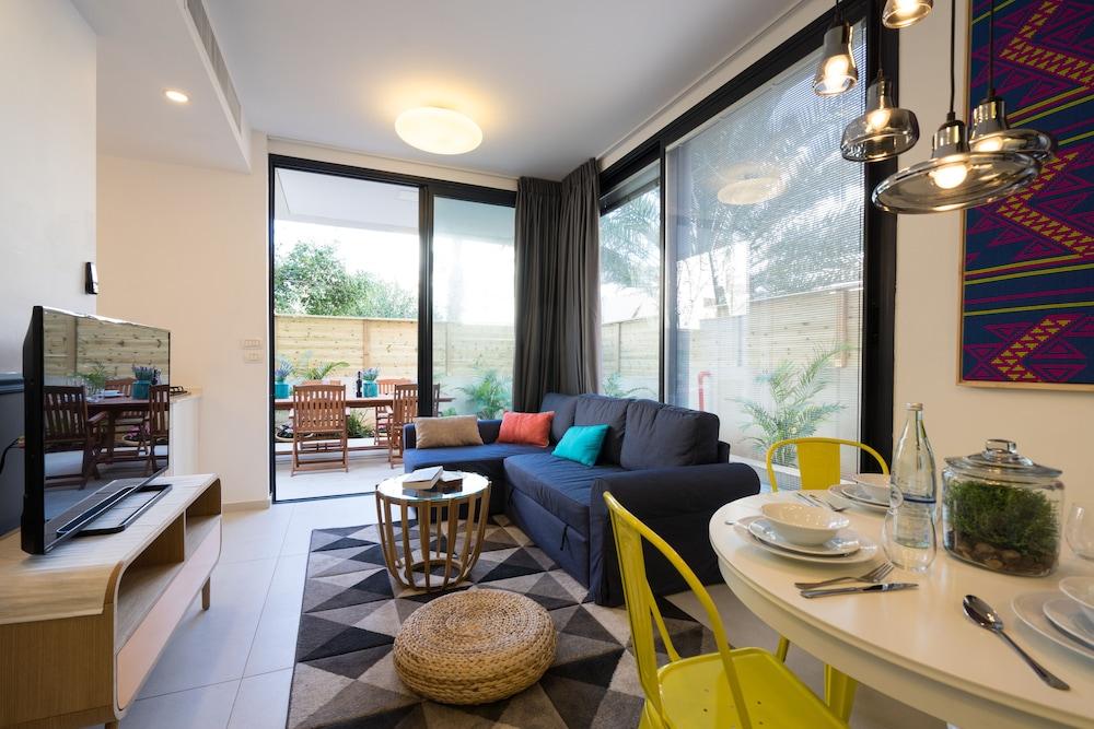 Mr. Promenade - By TLV2GO