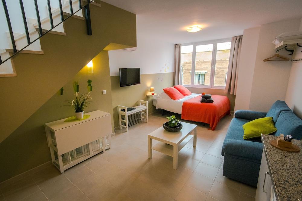 Holidays2Malaga Juan de Mena Apartments