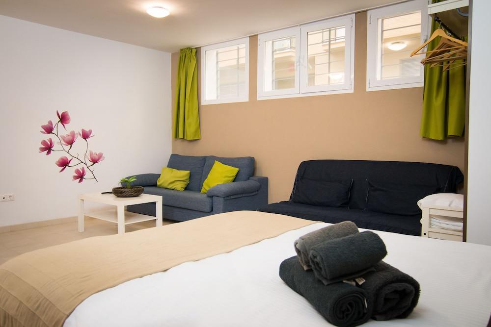 Holidays2Malaga Juan de Mena Apartments