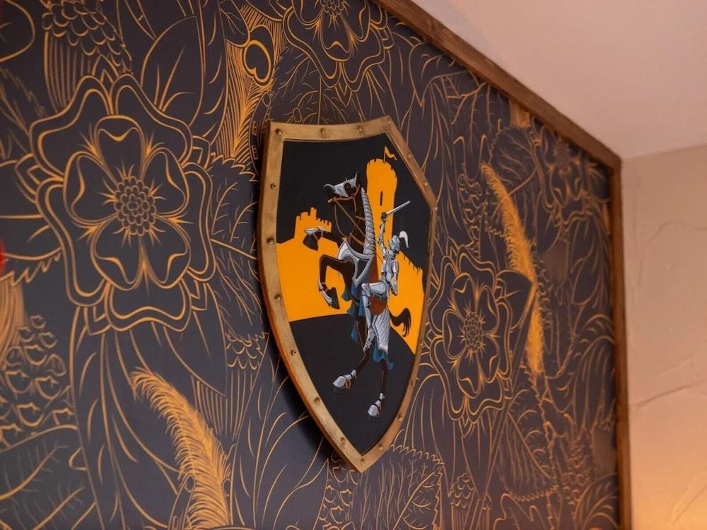 Warwick Castle Hotel and Knight's Village