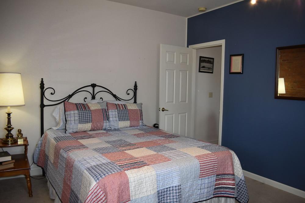 Hermann Crown Suites