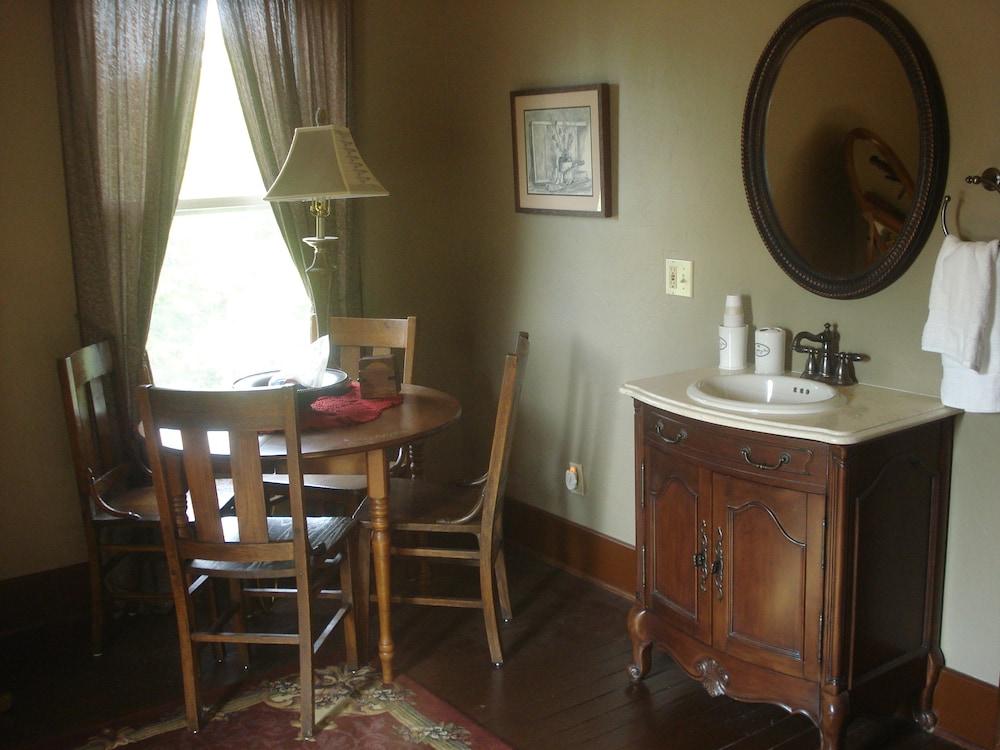 Indian Creek Village Winery