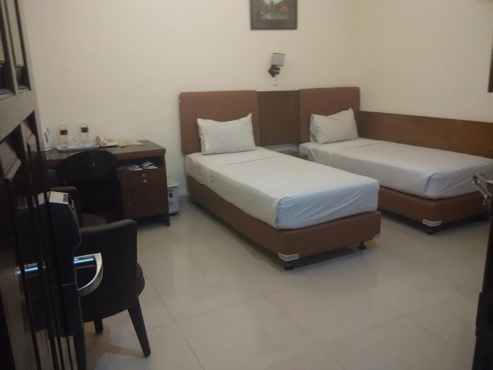 House of Arsonia Flamboyant