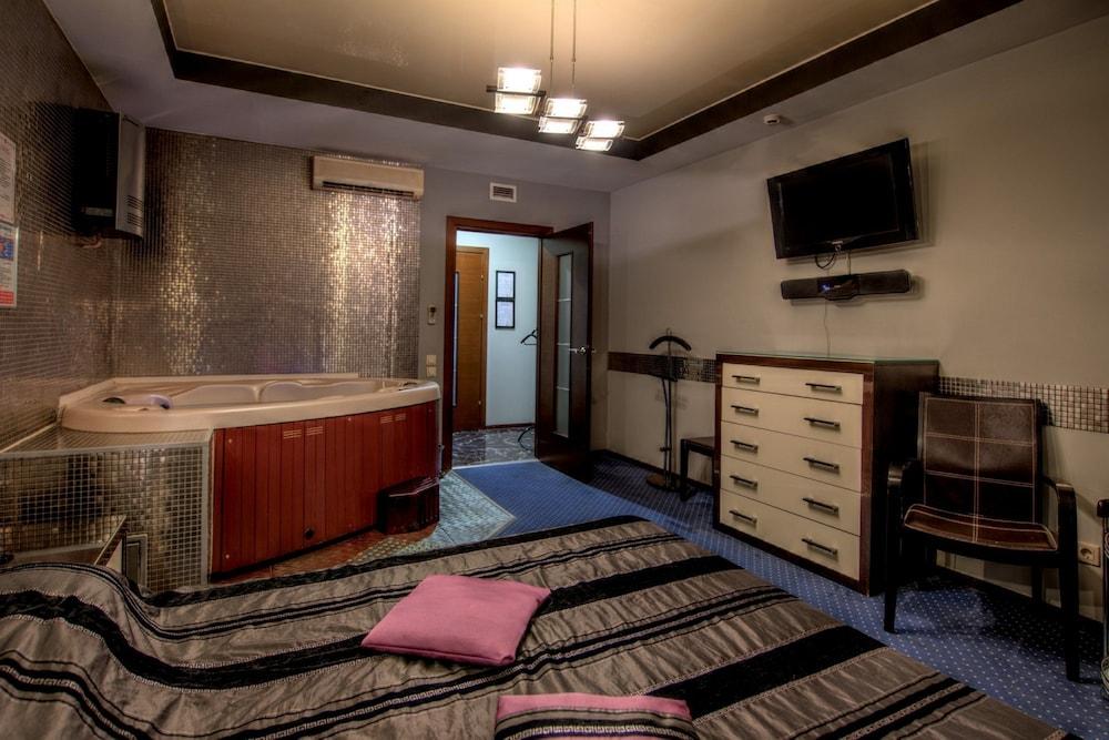 Alex Hotel on Dybenko